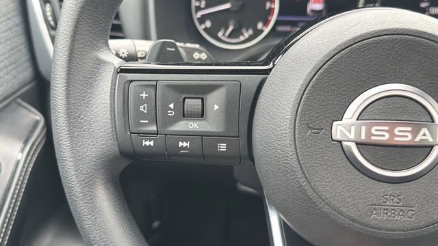 Used 2023 Nissan Rogue SV image 17