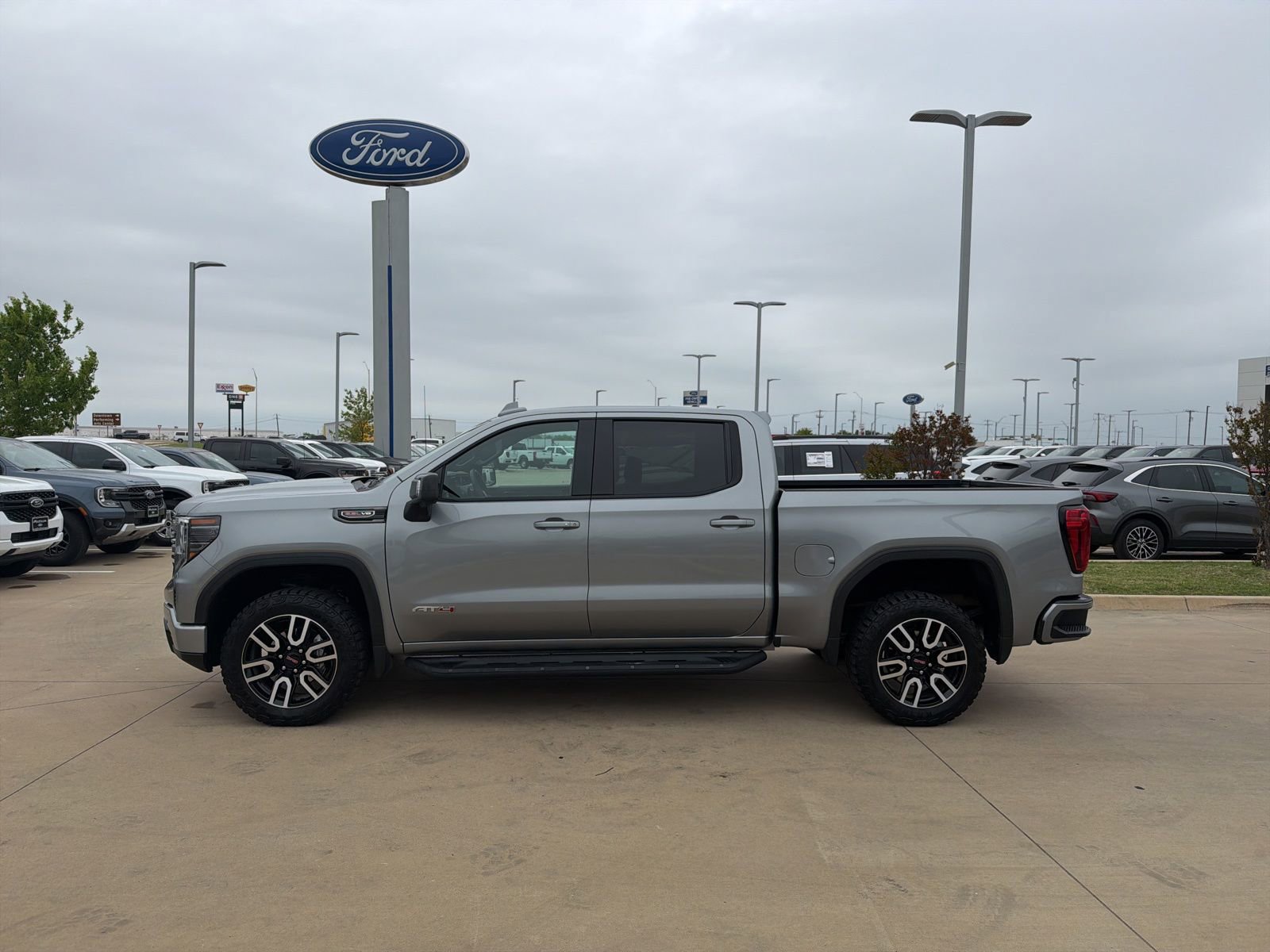 Used 2023 GMC Sierra 1500 AT4 w/ Technology Package image 2