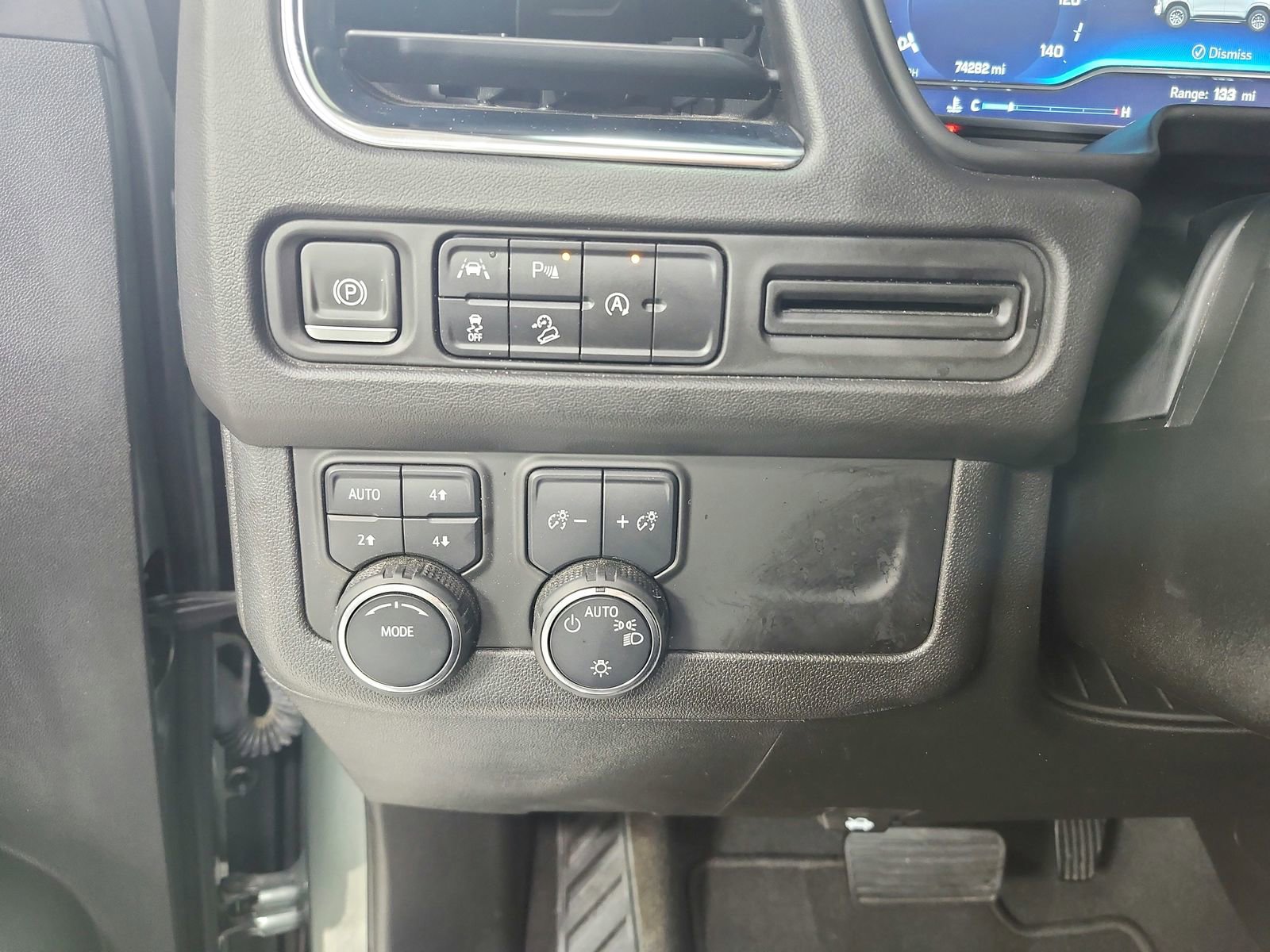 Used 2023 Chevrolet Suburban Premier AWD/4WD image 27