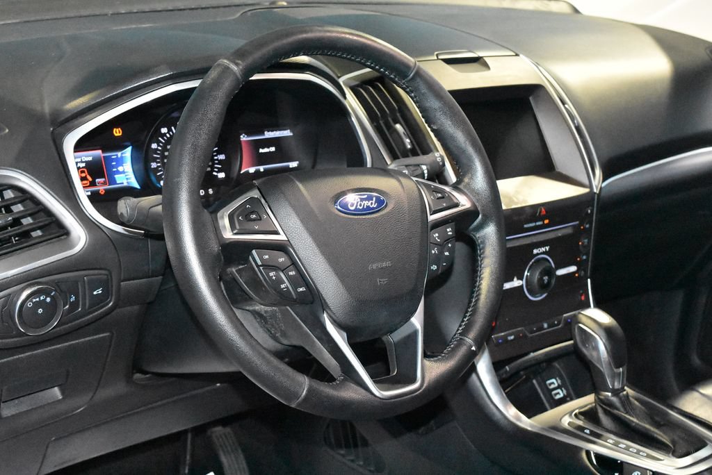 Used 2016 Ford Edge Titanium FWD image 2