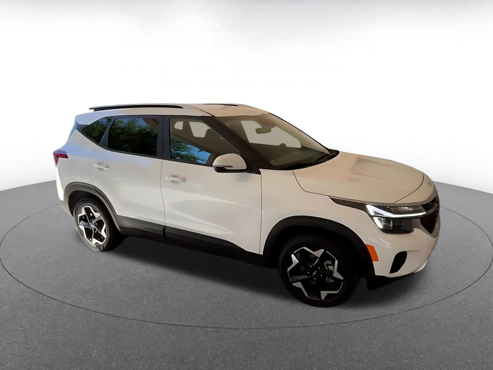 Used 2025 Kia Seltos S image 2