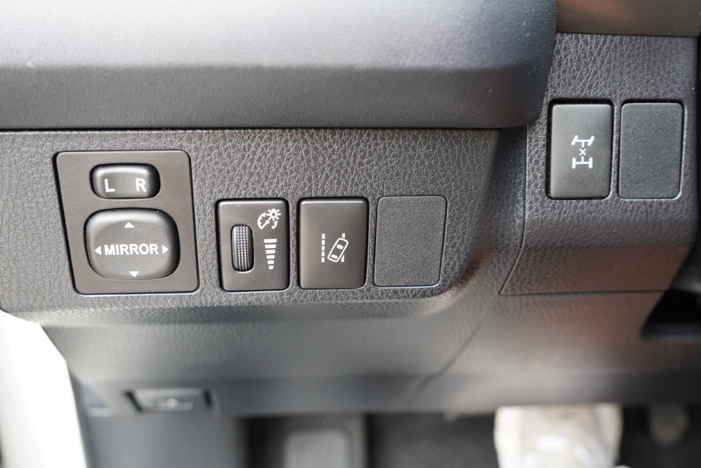 Used 2017 Toyota RAV4 LE AWD/4WD image 22