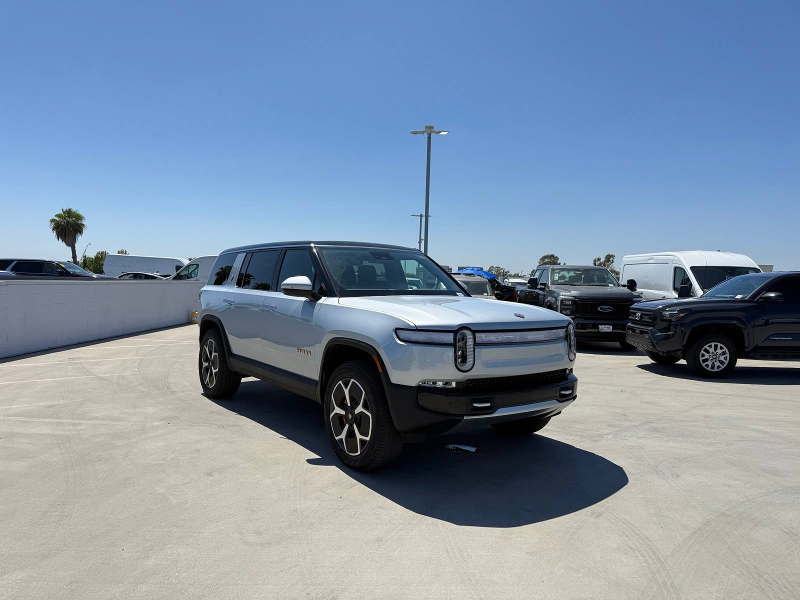 Used 2024 Rivian R1S Adventure AWD/4WD image 4