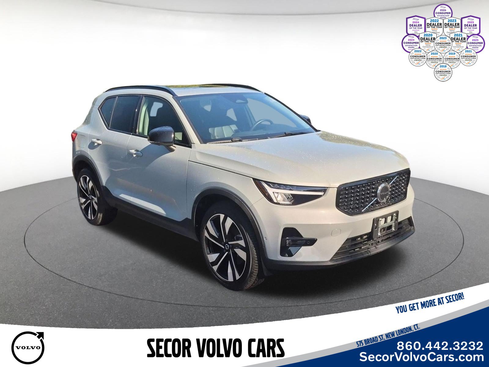Used 2024 Volvo XC40 B5 Plus AWD/4WD image 3