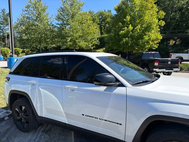 Used 2023 Jeep Grand Cherokee Altitude AWD/4WD image 14