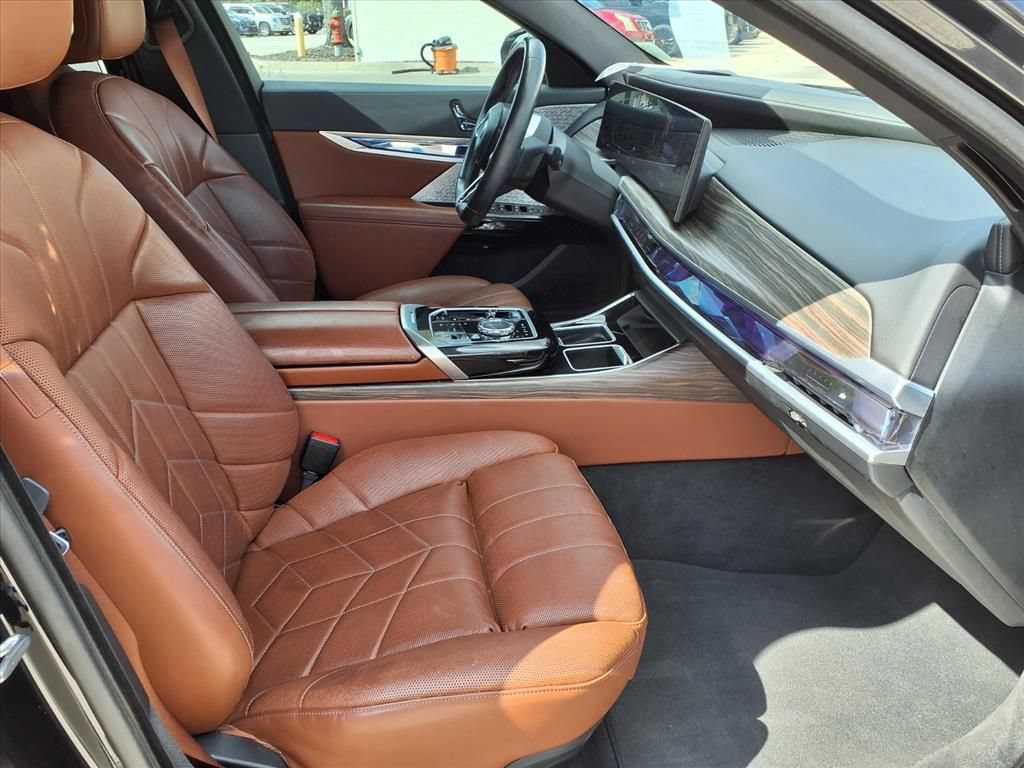Used 2023 BMW i7 xDrive60 w/ Executive Package 2 AWD/4WD image 9