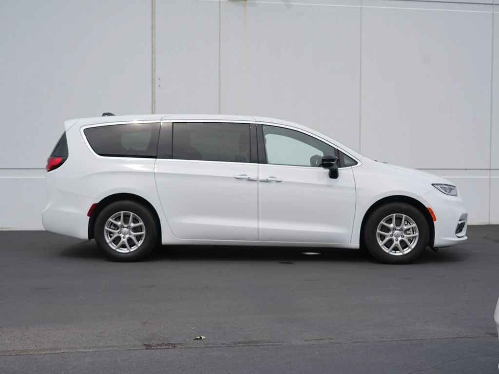Used 2025 Chrysler Pacifica Select FWD image 2