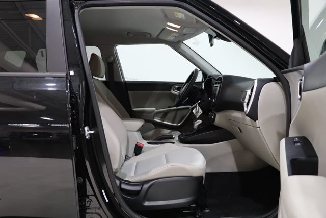 Used 2025 Kia Soul LX w/ LX Technology Package FWD image 33