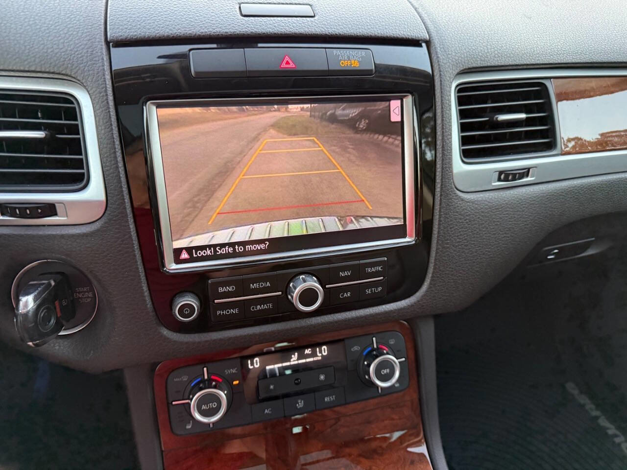 Used 2013 Volkswagen Touareg TDI image 38