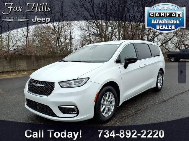 Used 2026 Chrysler Pacifica Select image 3