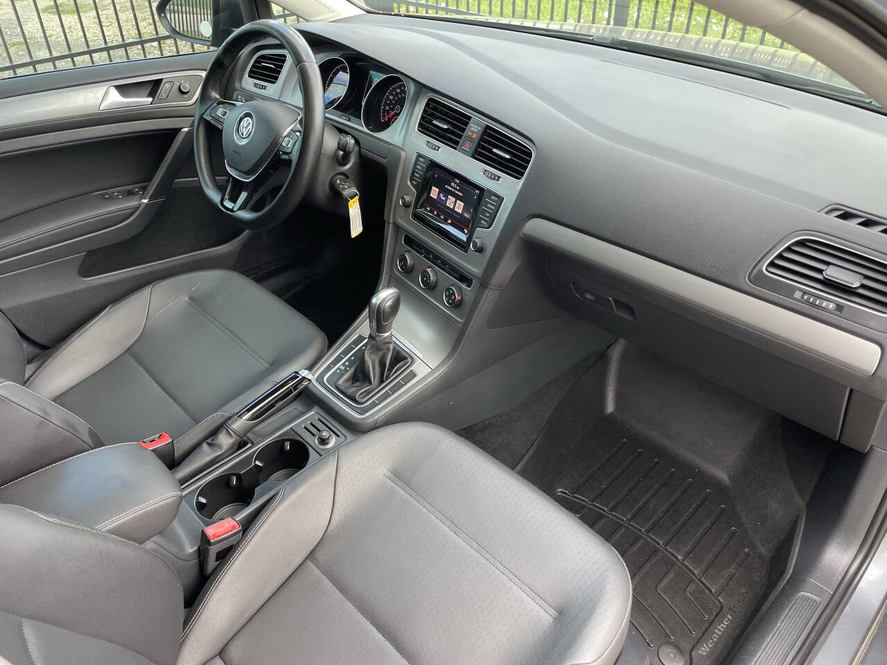 Used 2015 Volkswagen Golf S image 18