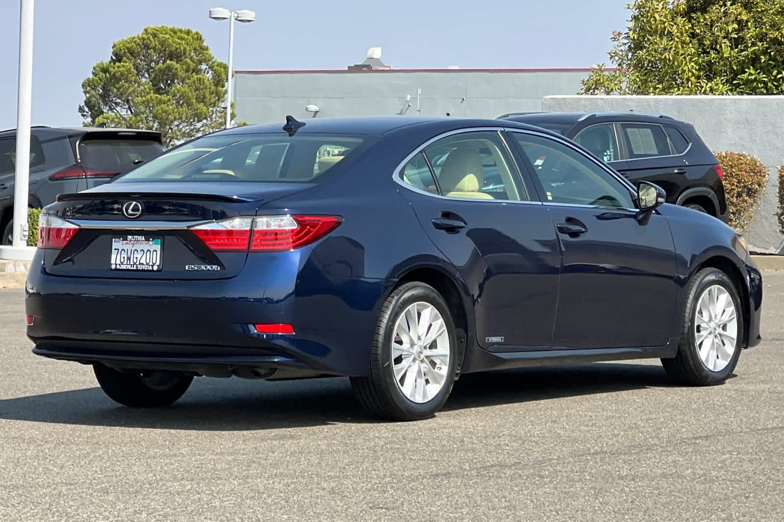 Used 2014 Lexus ES 300h w/ Premium Package w/Bamboo Trim FWD video 2