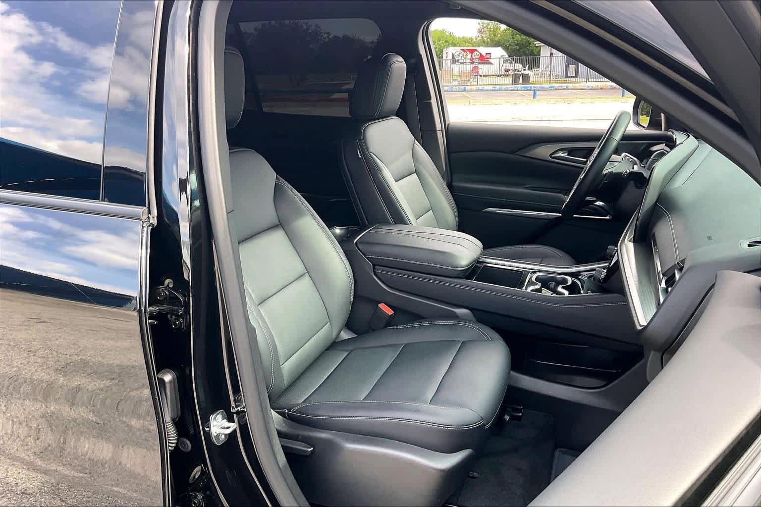 Used 2026 Chevrolet Traverse LT FWD image 8