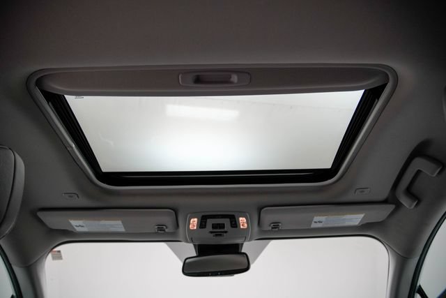 Used 2025 Toyota Sienna XLE FWD image 3