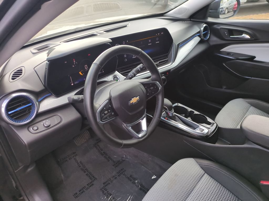 Used 2025 Chevrolet Trax LT w/ LT Convenience Package FWD image 15