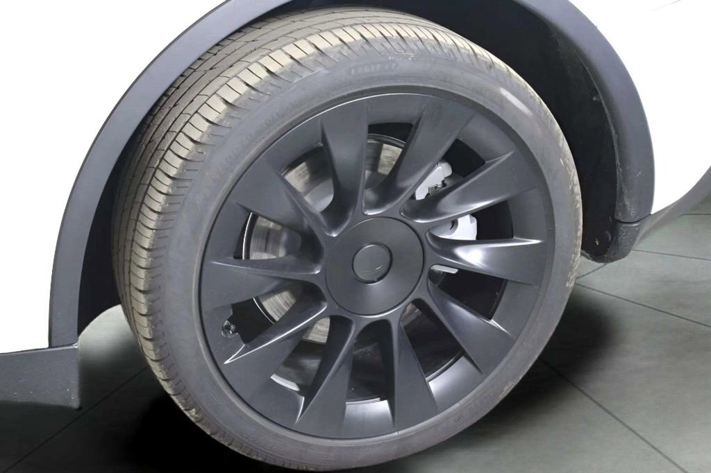 Used 2022 Tesla Model Y Long Range image 33