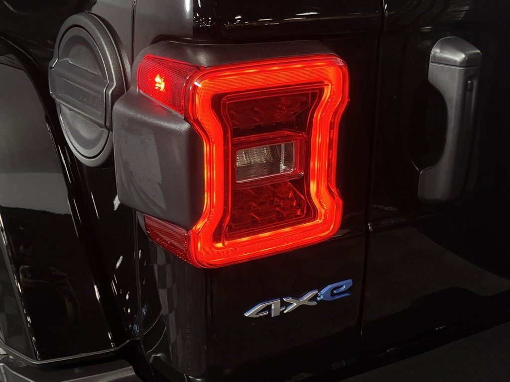 Used 2024 Jeep Wrangler Unlimited Sahara w/ Safety Group image 16