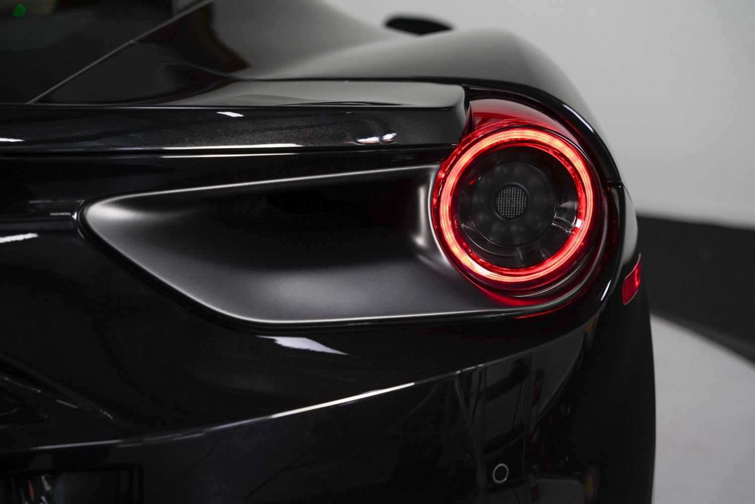 Used 2017 Ferrari 488 GTB RWD image 23