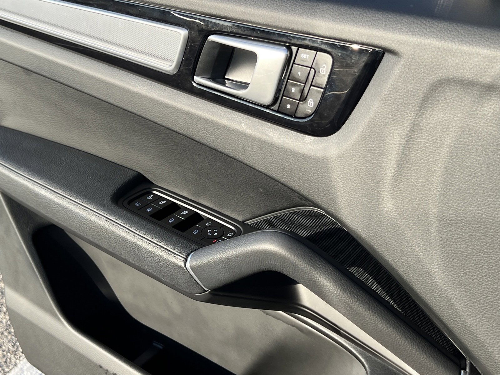 Certified 2022 Porsche Cayenne Platinum Edition image 29