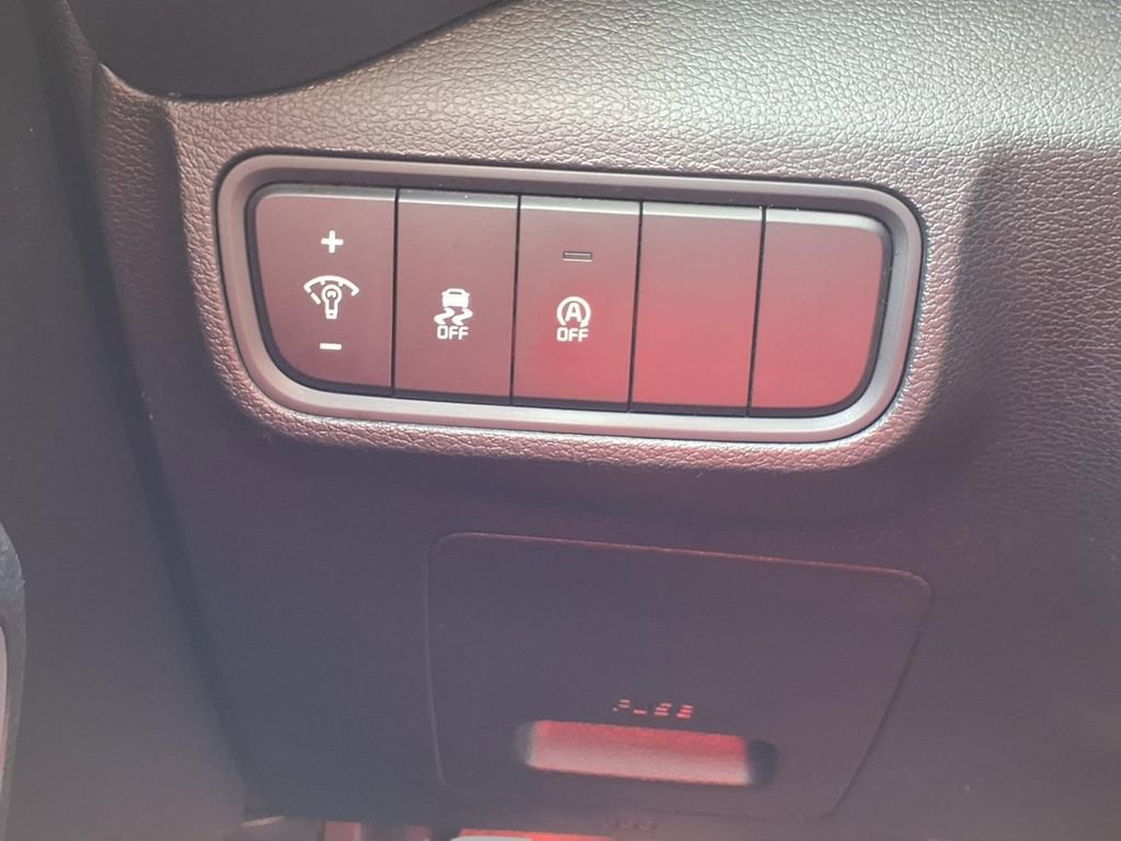 Used 2025 Kia Soul LX w/ LX Technology Package FWD image 17
