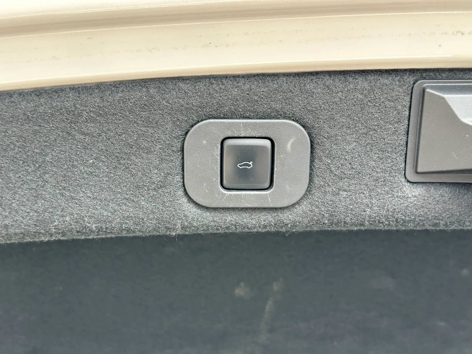 Used 2019 Lincoln Continental Select w/ Continental Climate Package FWD image 14