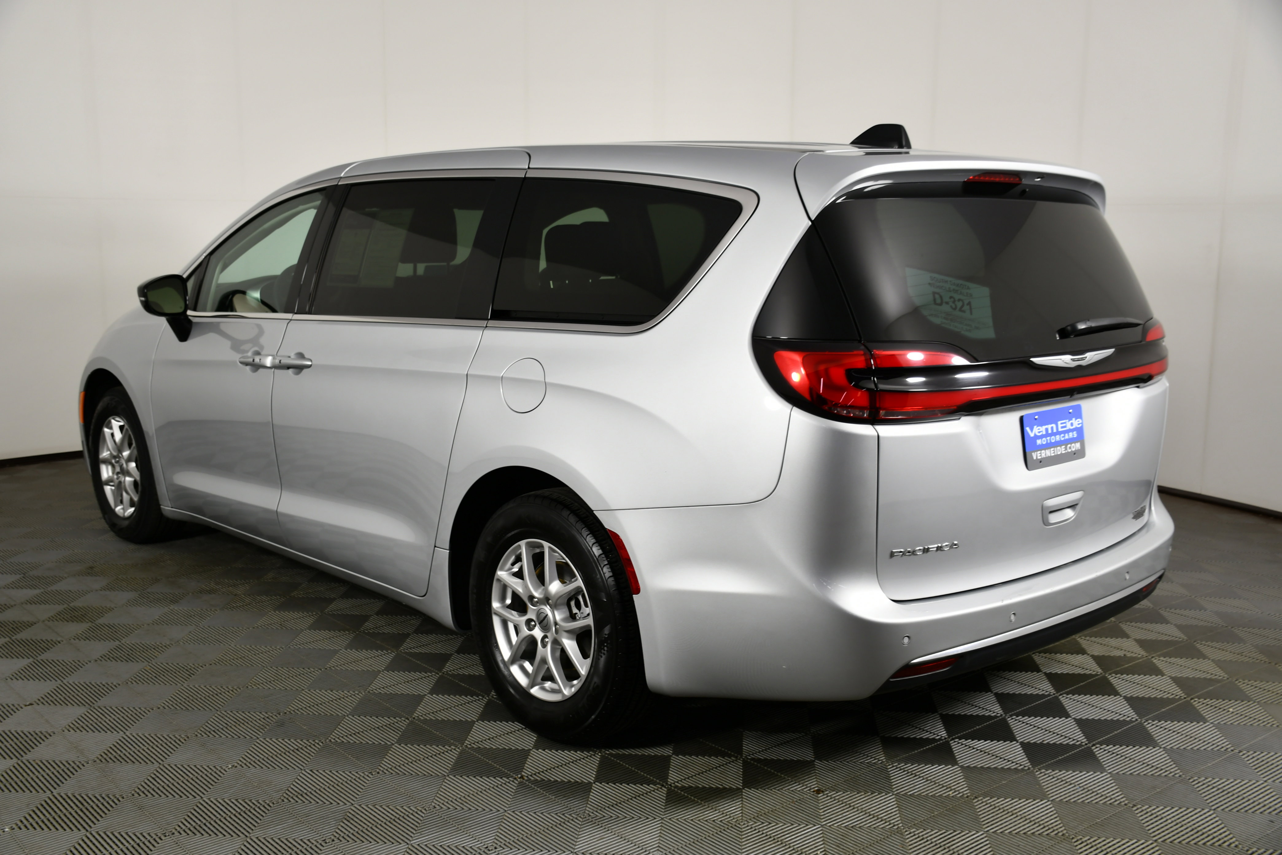 Used 2024 Chrysler Pacifica Touring-L image 8