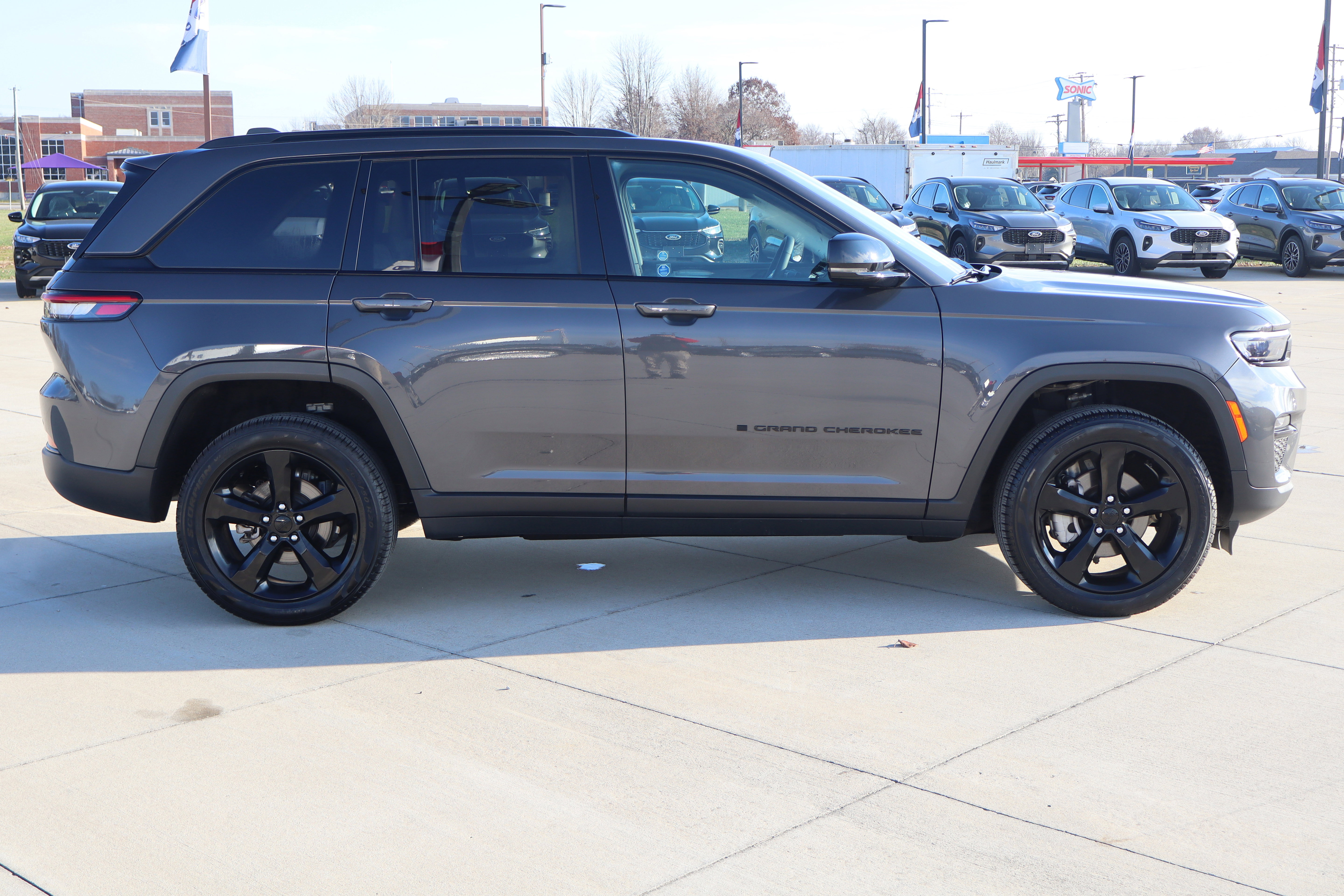 Used 2024 Jeep Grand Cherokee Limited w/ Black Appearance Package image 5