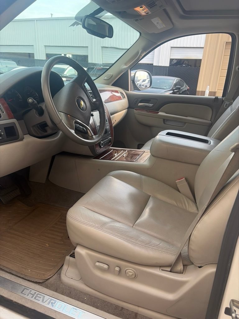 Used 2011 Chevrolet Suburban LTZ RWD image 8