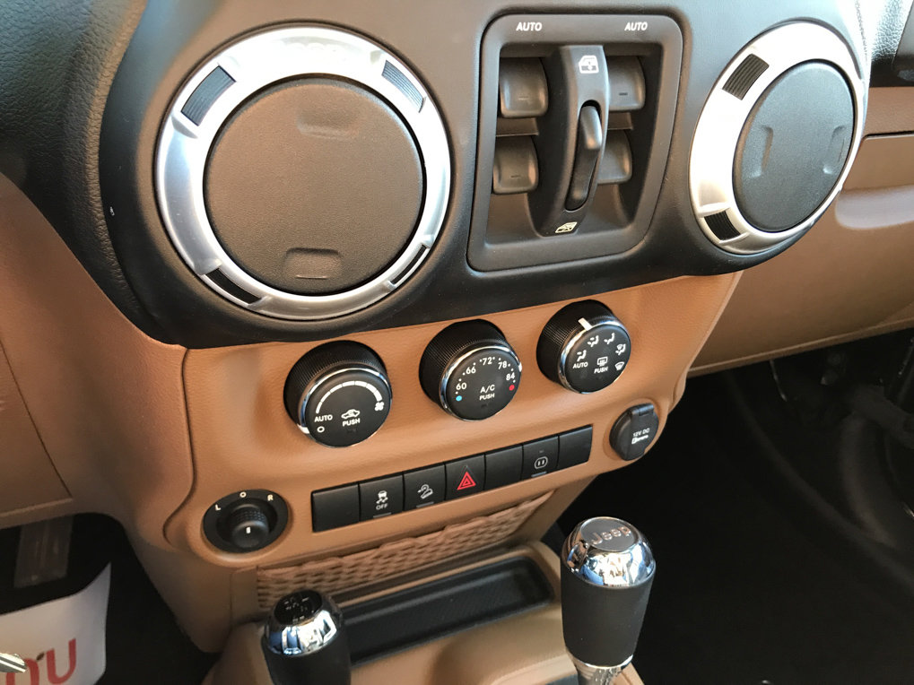 Used 2012 Jeep Wrangler Unlimited Rubicon w/ Connectivity Group image 17