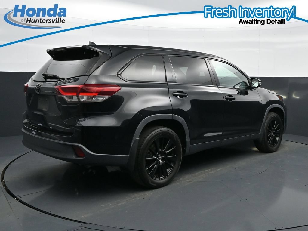 Used 2019 Toyota Highlander SE w/ Nightshade Edition AWD/4WD image 10