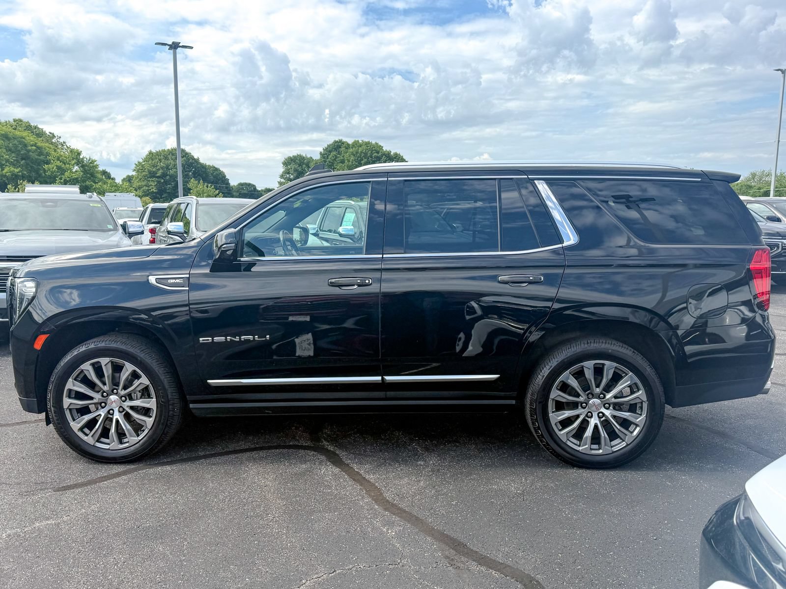 Certified 2021 GMC Yukon Denali w/ Denali Premium Package AWD/4WD image 4