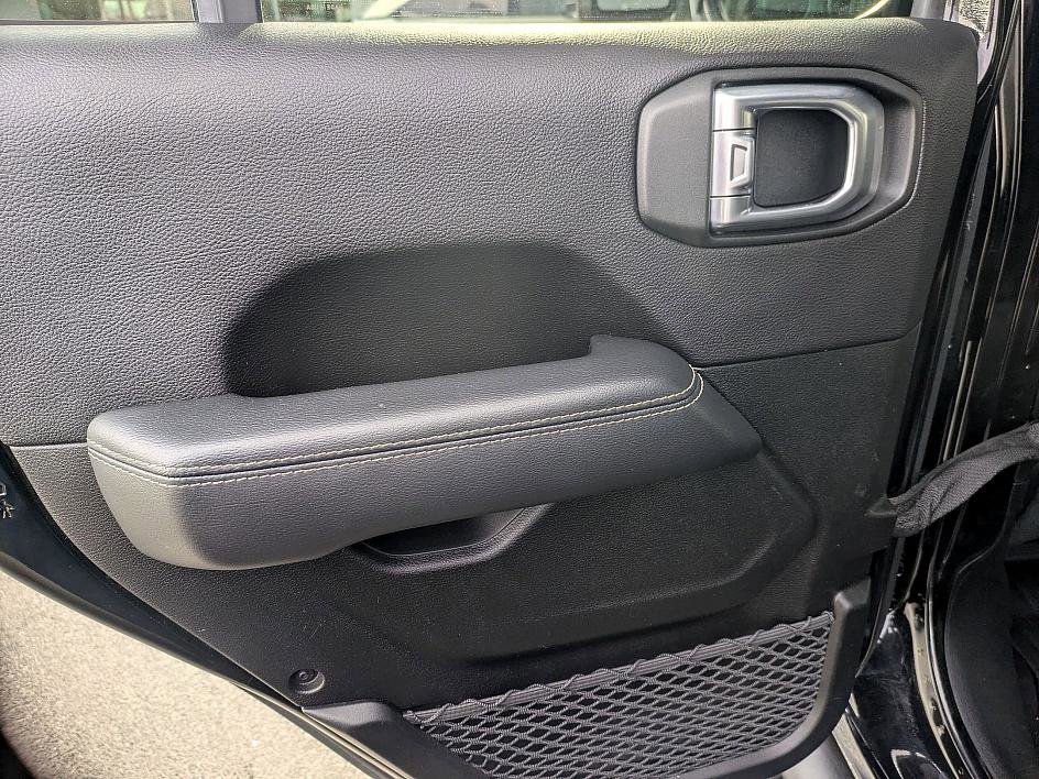 Used 2019 Jeep Wrangler Unlimited Sahara w/ Safety Group image 21