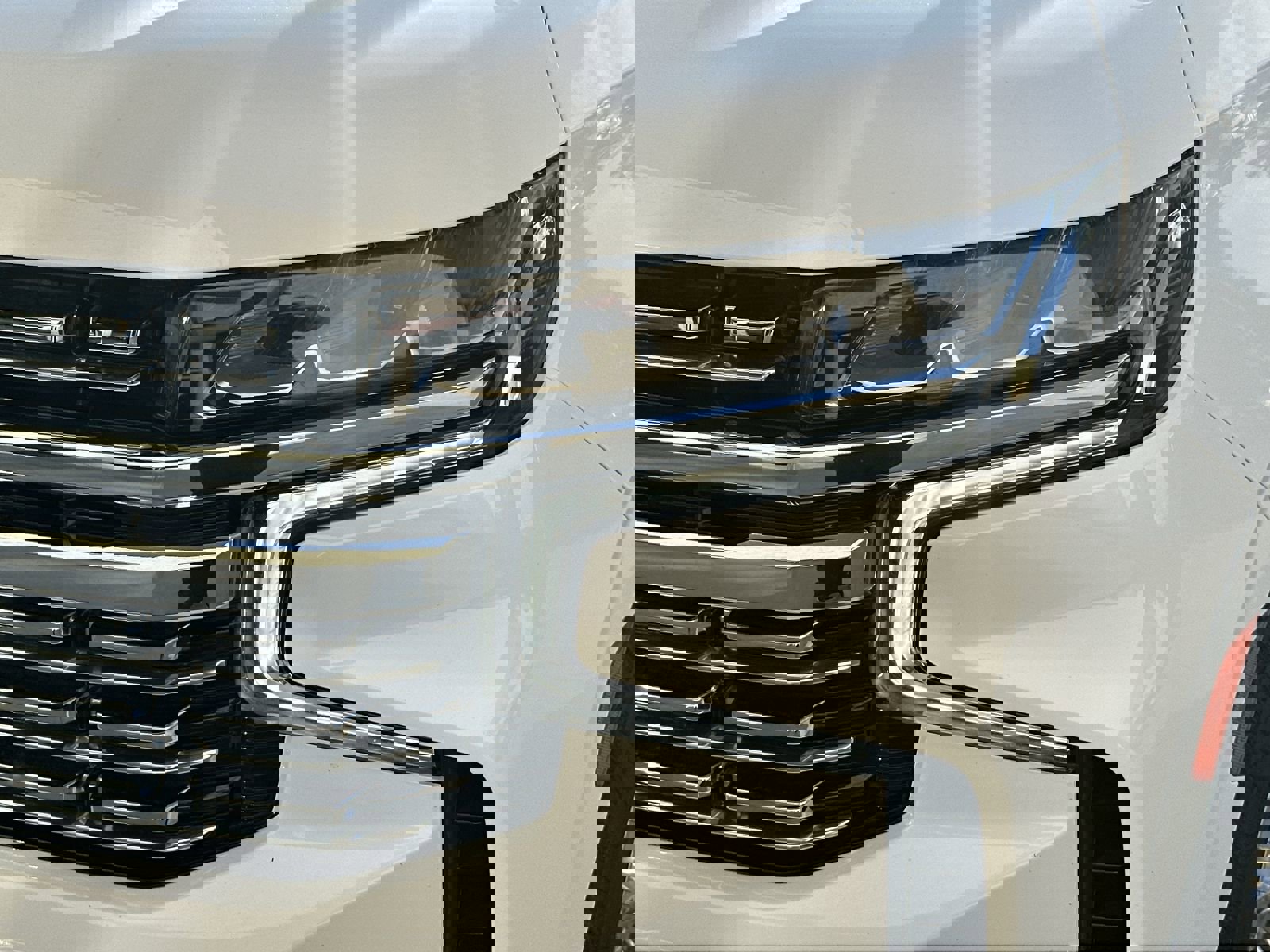 Used 2023 Chevrolet Suburban Premier image 11