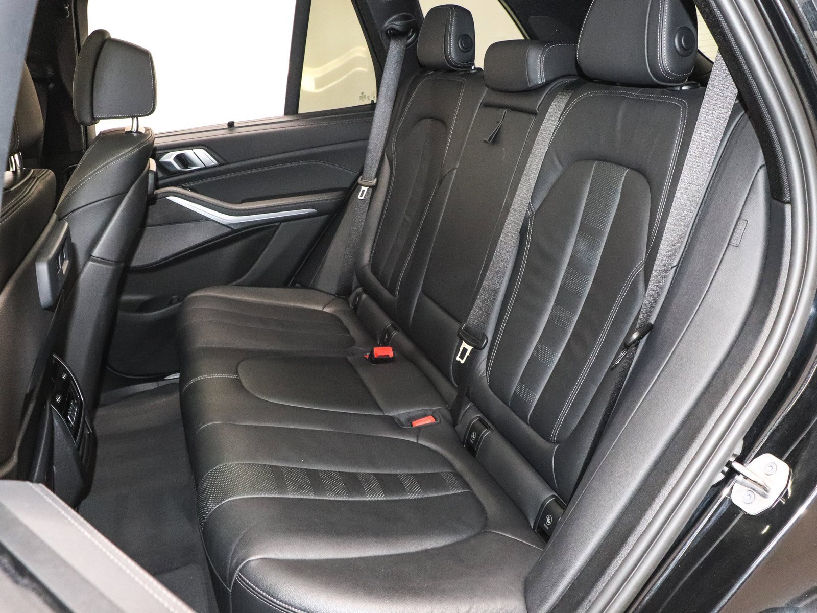 Used 2022 BMW X5 M50i w/ Executive Package image 25