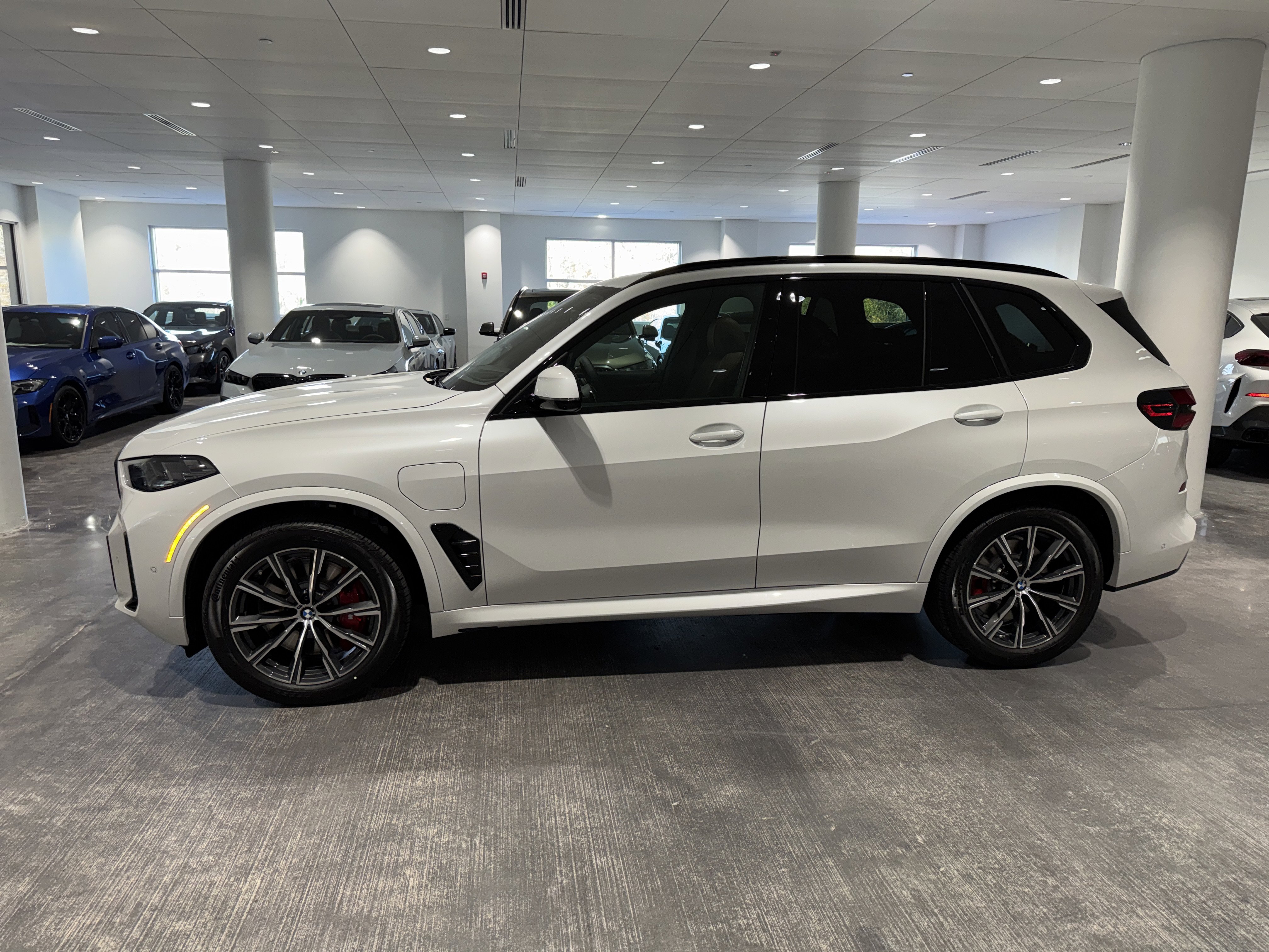 New 2026 BMW X5 xDrive50e w/ M Sport Package AWD/4WD image 4