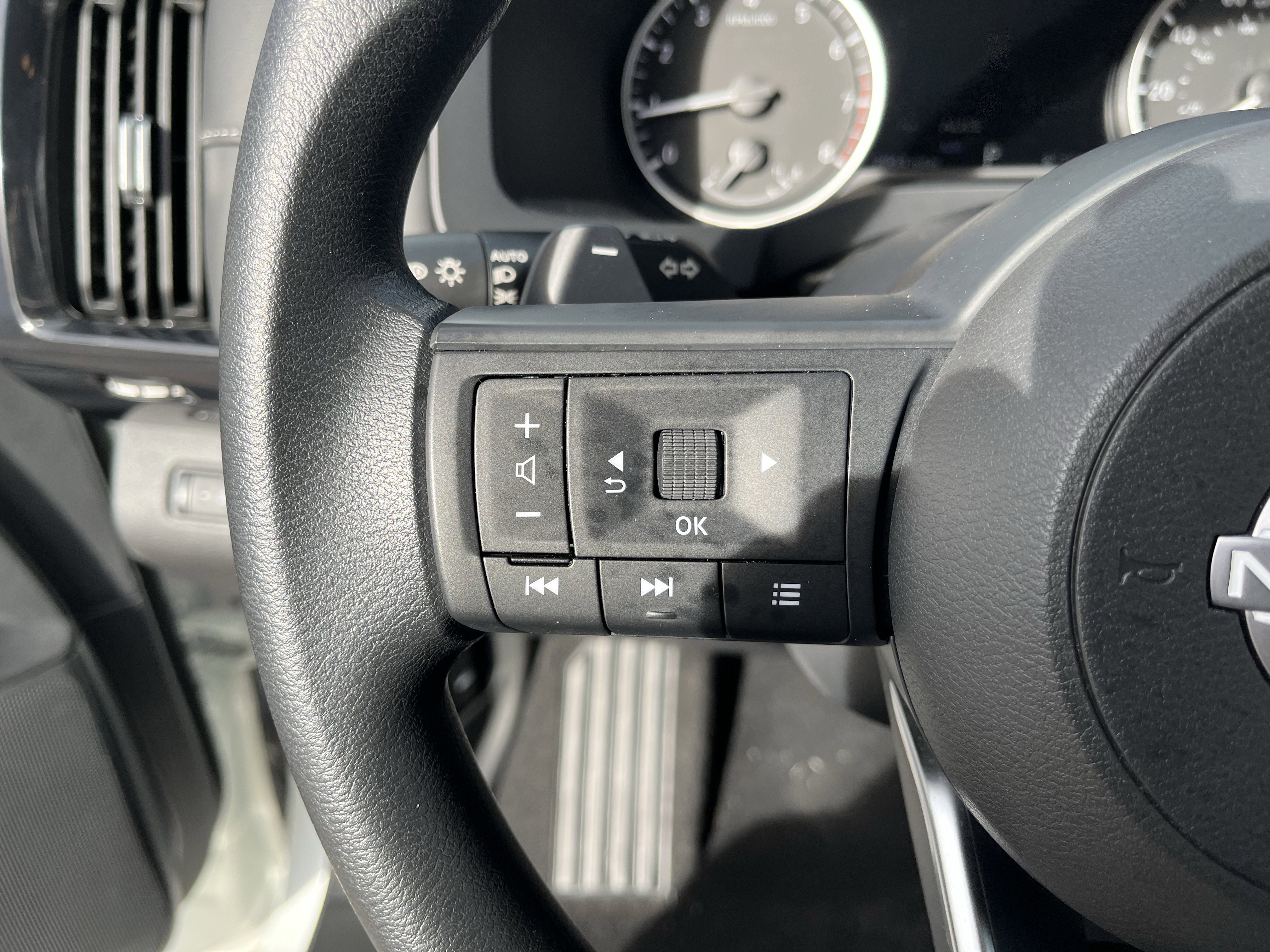 Used 2024 Nissan Pathfinder S image 14