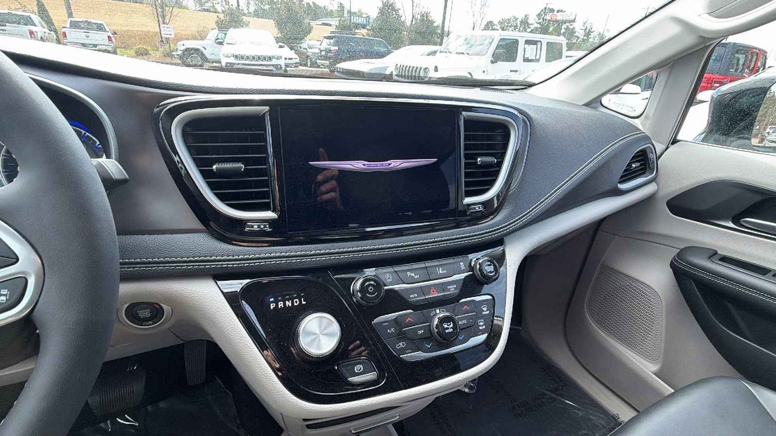 Used 2024 Chrysler Pacifica Touring-L image 30