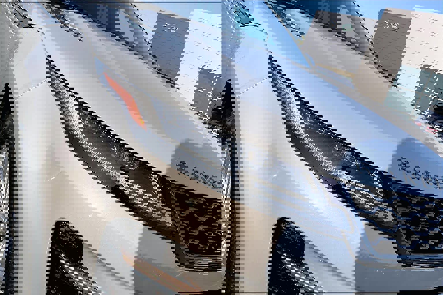 Used 2023 Land Rover Range Rover Evoque R-Dynamic SE image 31