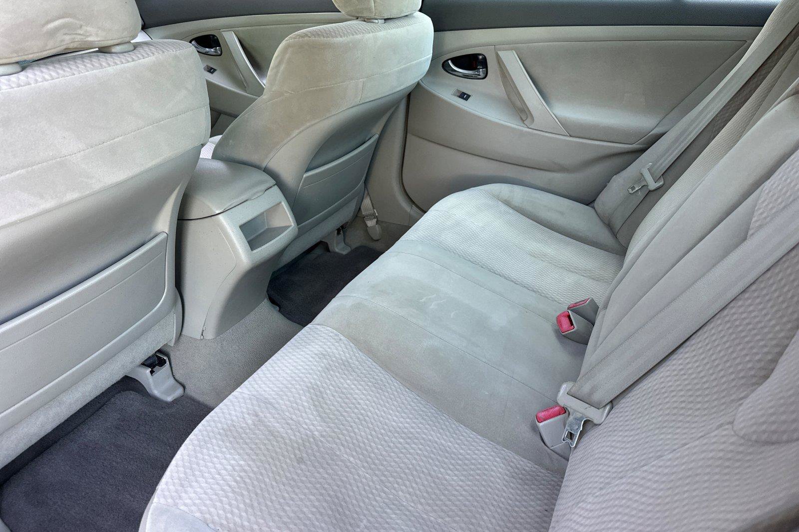 Used 2010 Toyota Camry LE FWD image 11