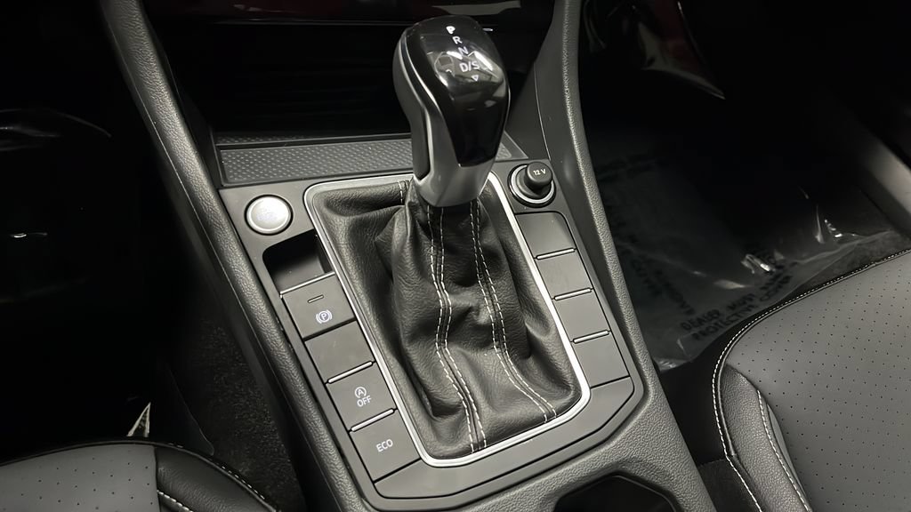 Used 2025 Volkswagen Jetta SE w/ Sunroof Package FWD image 19