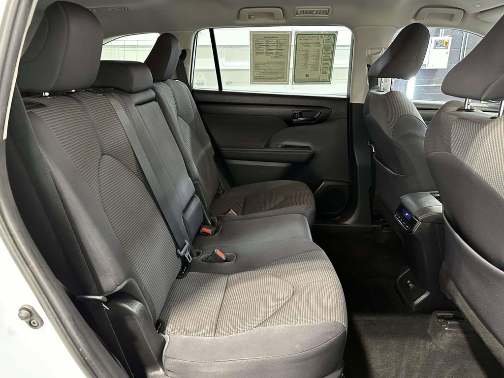 Used 2020 Toyota Highlander LE image 12