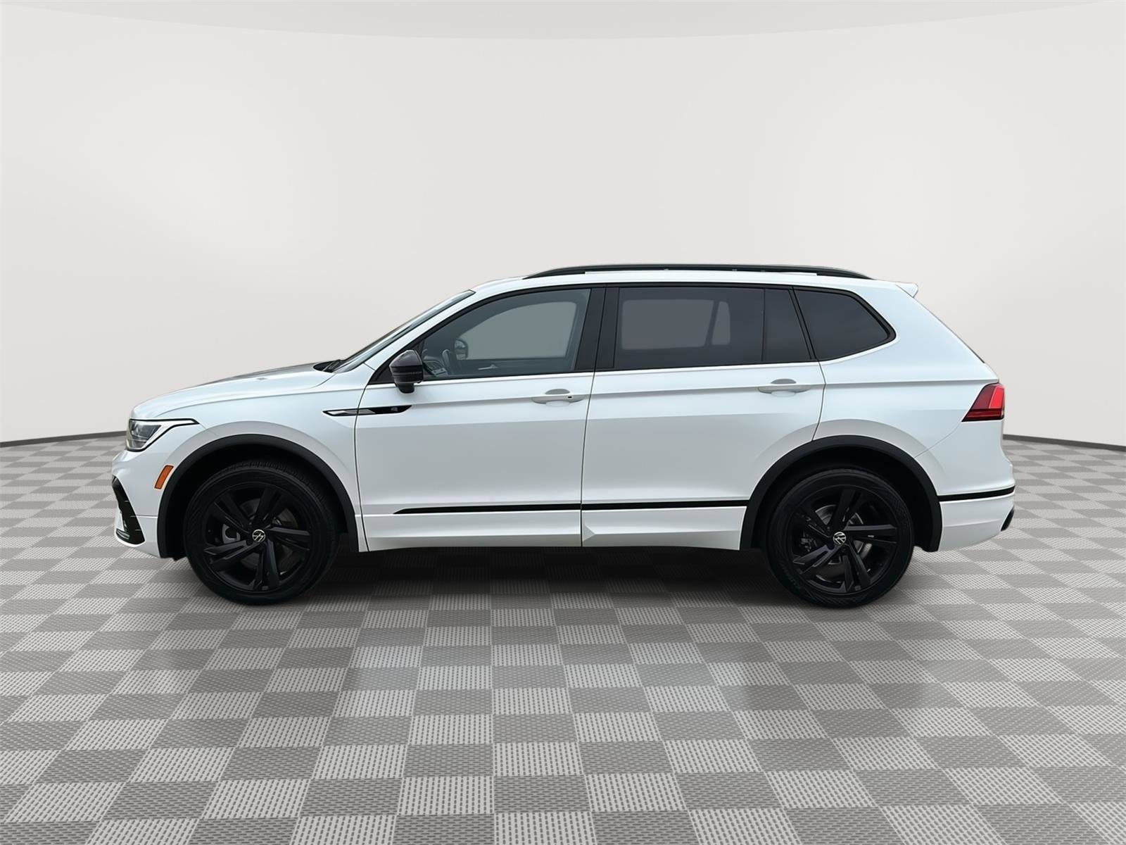 Certified 2023 Volkswagen Tiguan SE R-Line AWD/4WD image 7