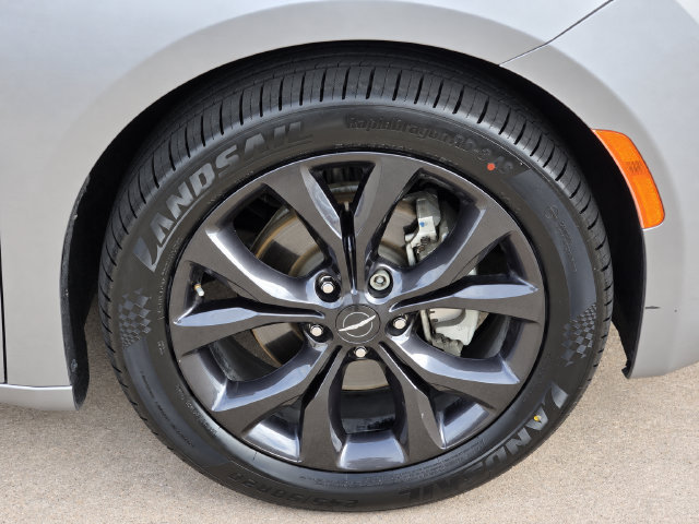 Used 2020 Chrysler Pacifica Touring-L w/ S Appearance Package FWD image 6