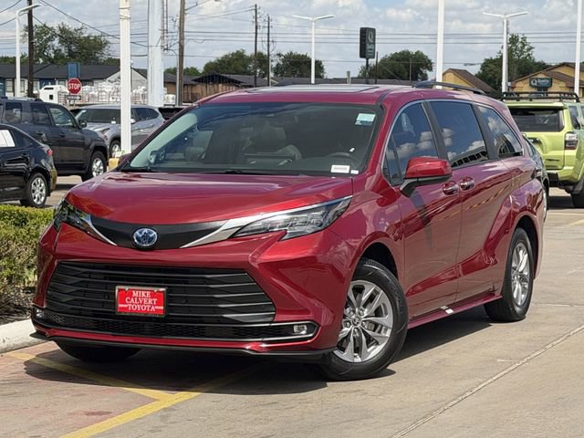 Used 2025 Toyota Sienna XLE w/ XLE Plus Package image 2