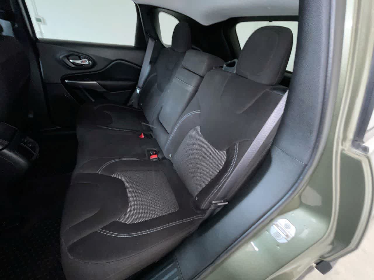 Used 2019 Jeep Cherokee Latitude w/ Cold Weather Group AWD/4WD image 22