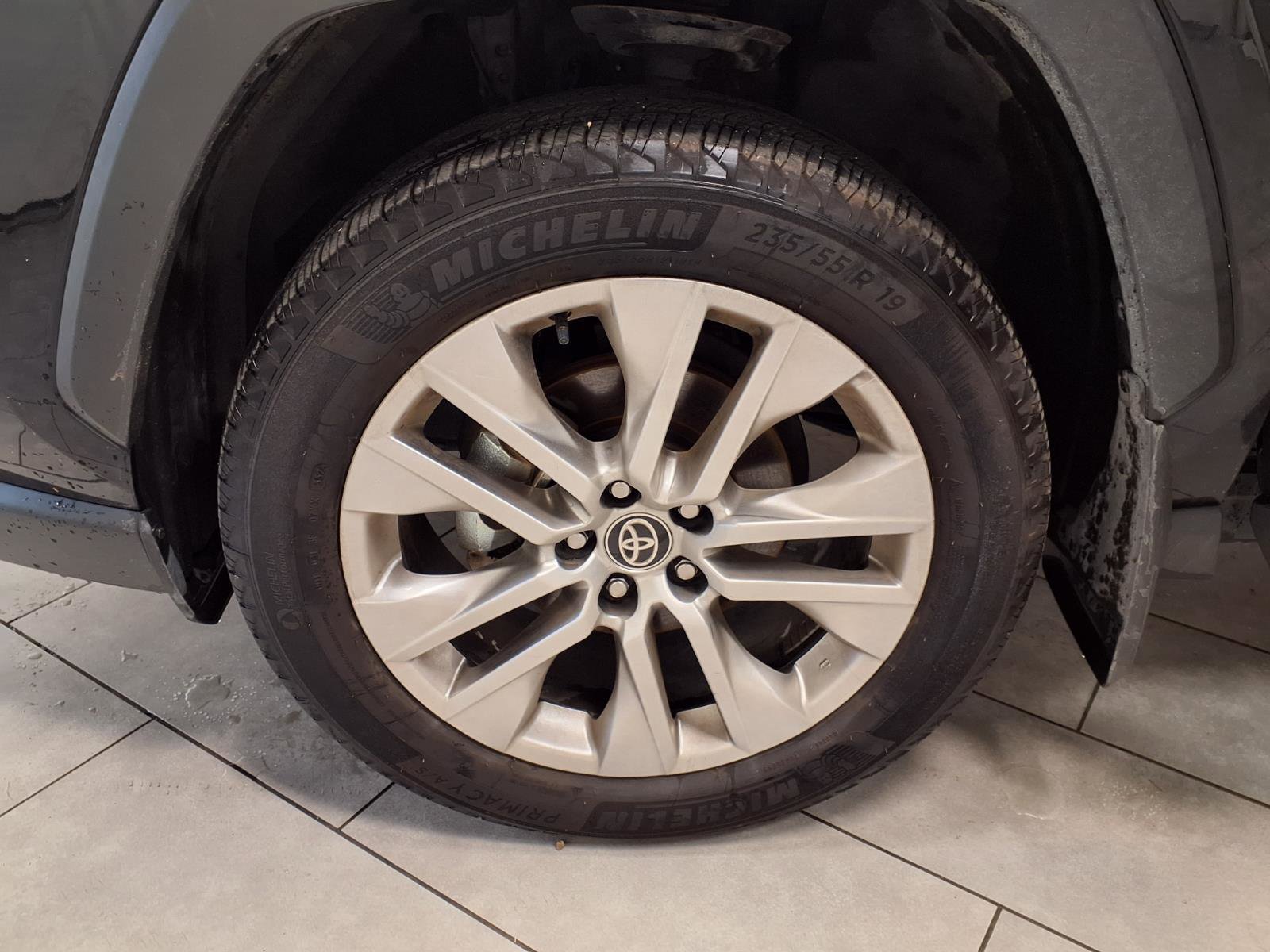 Used 2025 Toyota RAV4 XLE Premium FWD image 28