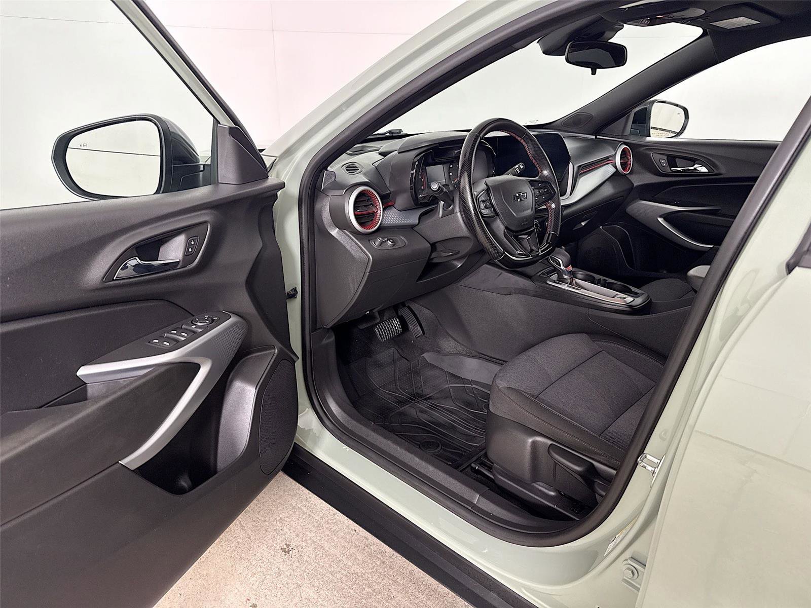 Used 2024 Chevrolet Trax RS w/ Driver Confidence Package image 3