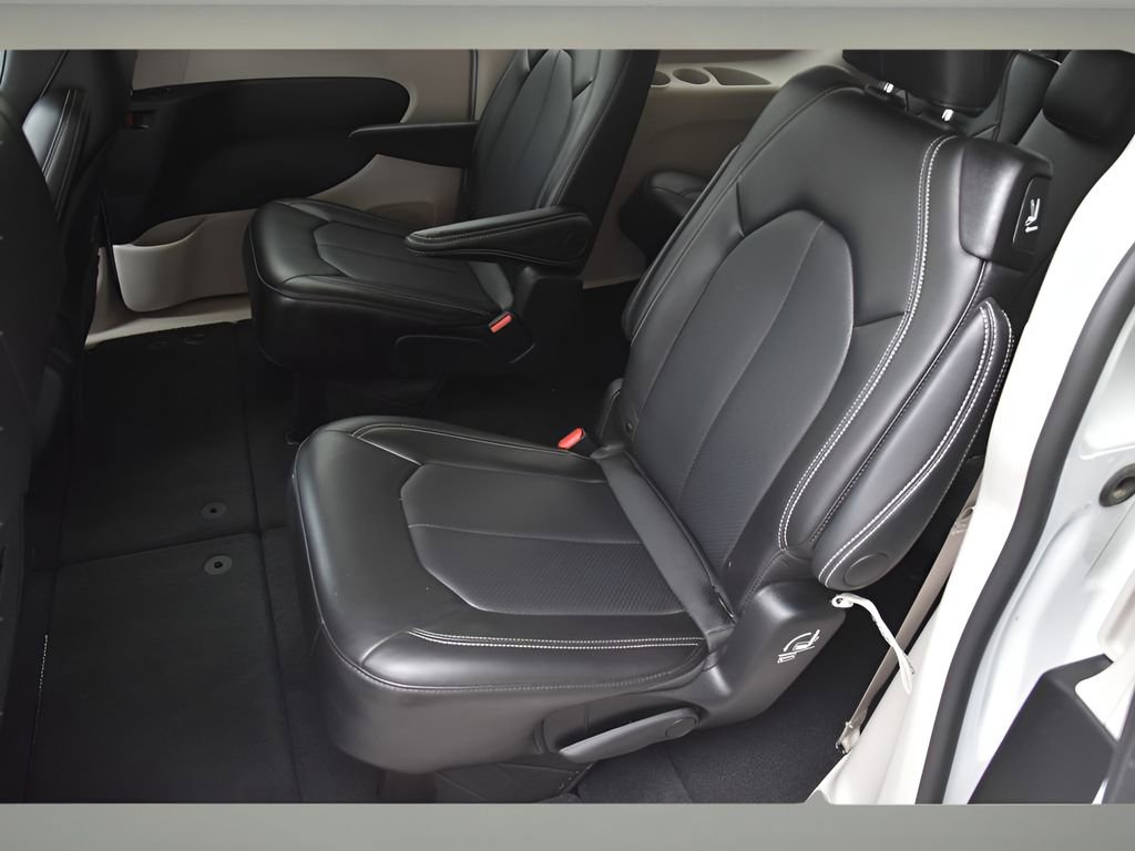 Used 2024 Chrysler Pacifica Touring-L image 14