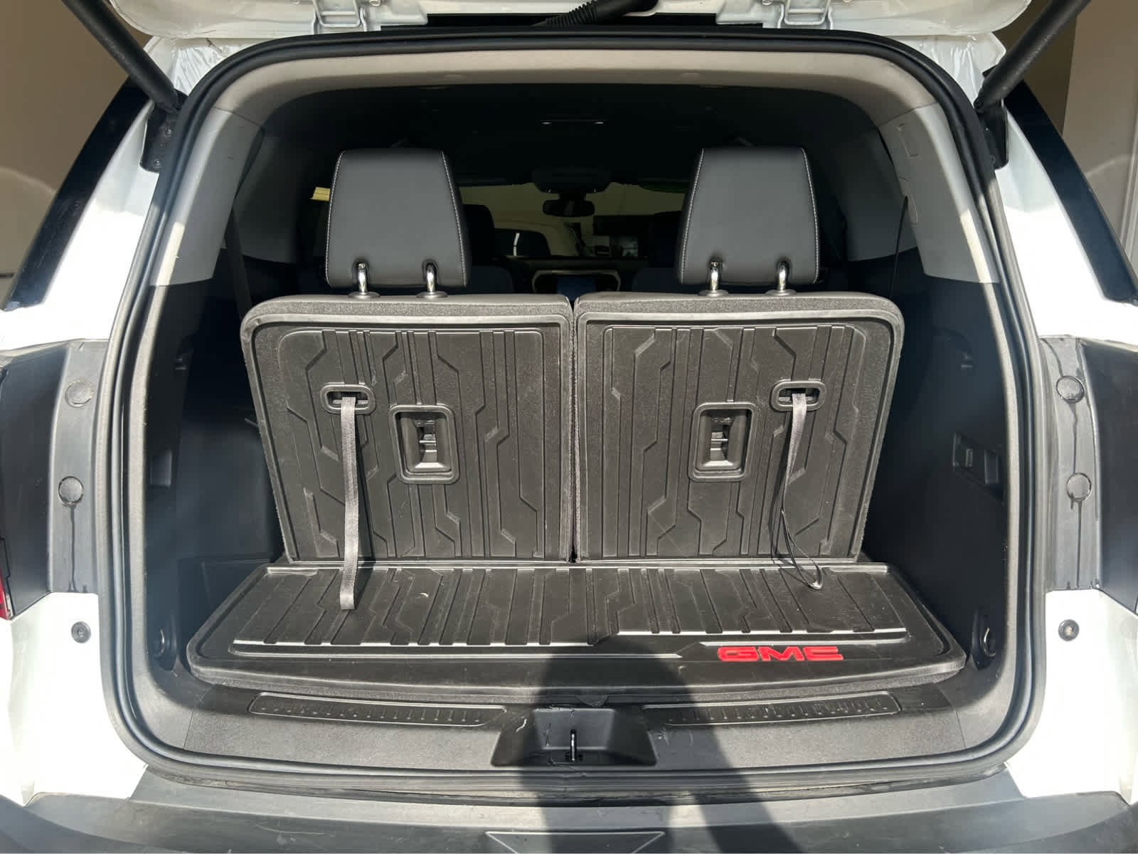 Used 2023 GMC Acadia SLT w/ Elevation Edition image 4