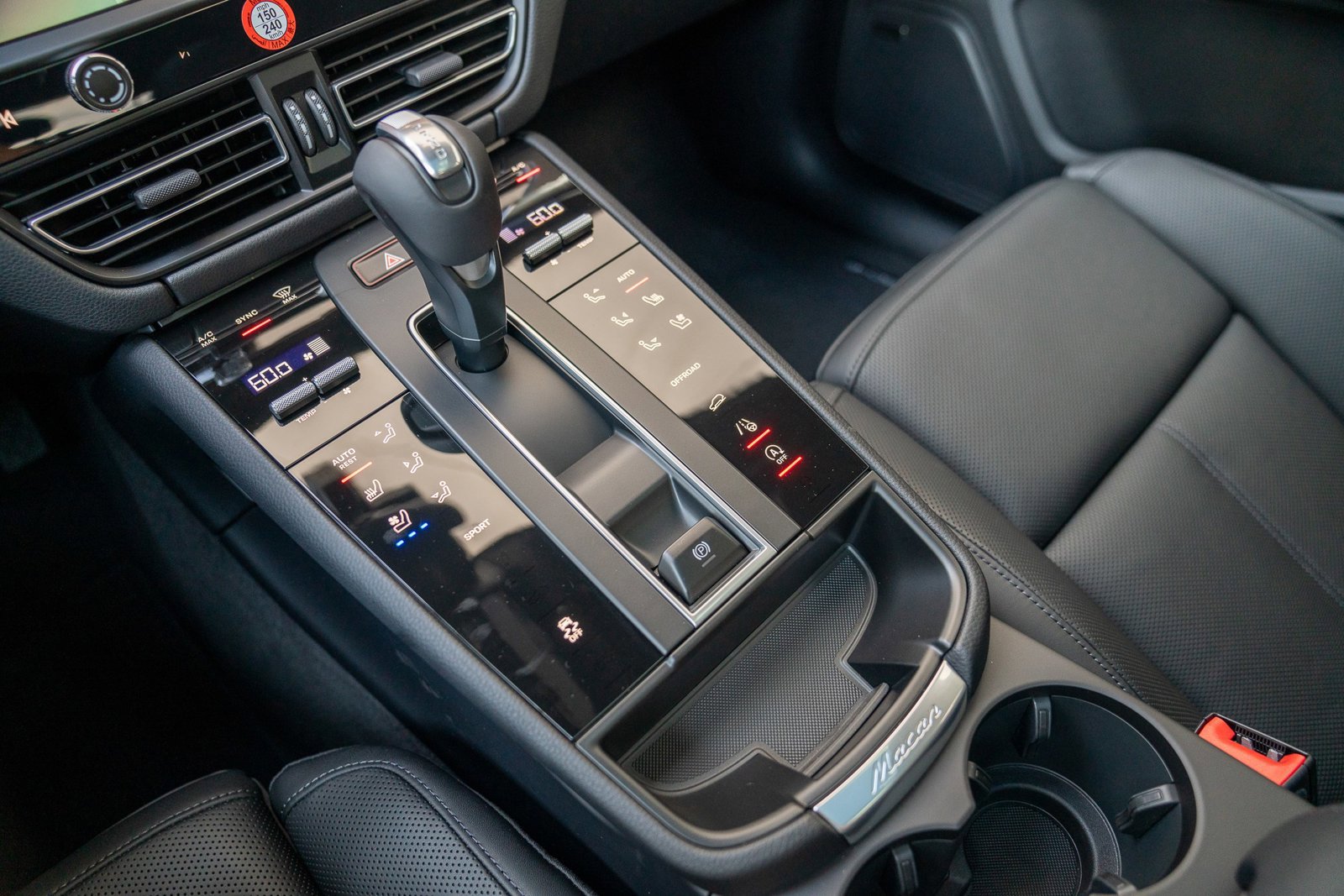 Certified 2025 Porsche Macan image 18